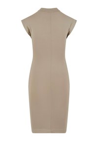 Bézs testre simuló ruha magas nyakkal, vállpántokkal és varrás nélküli hátrésszel. Simas textúra, térd alá érő kialakítás, minimalista minták nélkül.