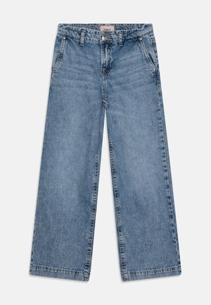 Jeans din denim de culoare albastră deschisă, cu picioare largi, talie înaltă, cinci buzunare și închidere cu buton. Se remarcă prin decolorarea subtilă și cusăturile contrastante.