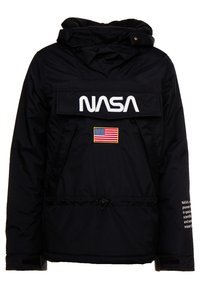 Zwarte jas met een groot wit "NASA" logo, een Amerikaanse vlag badge, verstelbare trekkoord en tekstdetails op de mouw.
