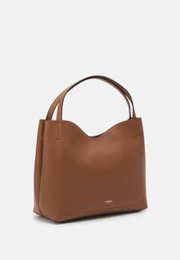 Hnědá kožená taška přes rameno s texturovaným povrchem, zakřiveným horním okrajem a dvěma uchy, s jemným zlatým logem na přední straně.