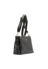 Borsa a tracolla in pelle nera con finitura testurizzata, forma rettangolare, tracolla regolabile, hardware in argento e logo del brand sussurrato in rilievo.