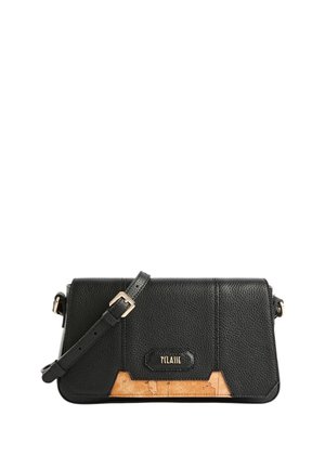 Borsa a tracolla in pelle nera testurizzata con tracolla regolabile, fibbia dorata e piccolo dettaglio mappa sul pannello frontale inferiore con nome del brand in oro.