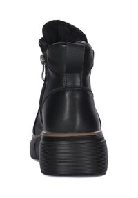 Czarne skórzane botki za kostkę z teksturowaną powierzchnią, bocznym zamkiem błyskawicznym i gumową podeszwą. Posiadają płaski obcas i minimalistyczne akcenty w designie.