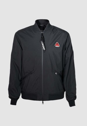 Blouson bomber noir avec fermeture éclair avant, poches latérales zippées, col et poignets côtelés, et logo Jackit rouge et blanc sur la poitrine.