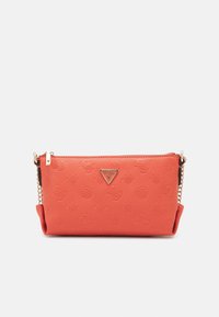 Červená texturovaná syntetická kůže crossbody taška s embosovanými vzory loga, zlatým řetízkovým popruhem a trojúhelníkovým emblémem značky na přední straně.