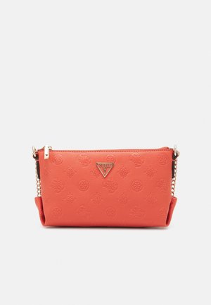 Sac bandoulière en cuir synthétique texturé rouge avec des motifs de logo en relief, une chaîne dorée et un emblème de marque en forme de triangle à l'avant.