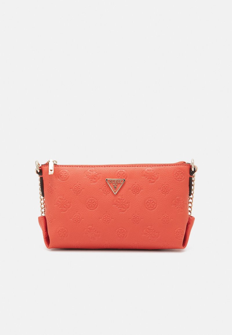Červená texturovaná syntetická kůže crossbody taška s embosovanými vzory loga, zlatým řetízkovým popruhem a trojúhelníkovým emblémem značky na přední straně.