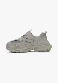Szare sneakersy z grubą podeszwą, wykonane z gładkiego materiału. Charakteryzują się sznurowanym zapięciem, teksturowanymi akcentami i wyściełanym językiem.