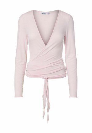 Top avvolgente a maniche lunghe rosa chiaro con scollo a V profondo e dettaglio con fiocco sul davanti, realizzato in tessuto morbido ed elastico.