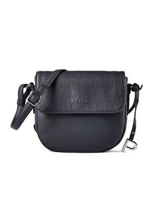 Petit sac bandoulière en cuir grainé noir avec fermeture à rabat, bandoulière réglable et petit charm en métal suspendu sur le côté.