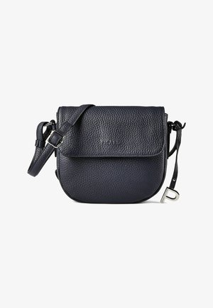 Kompakte schwarze Umhängetasche aus genarbtem Leder mit Klappverschluss, verstellbarem Riemen und kleinem Metallanhänger an der Seite.