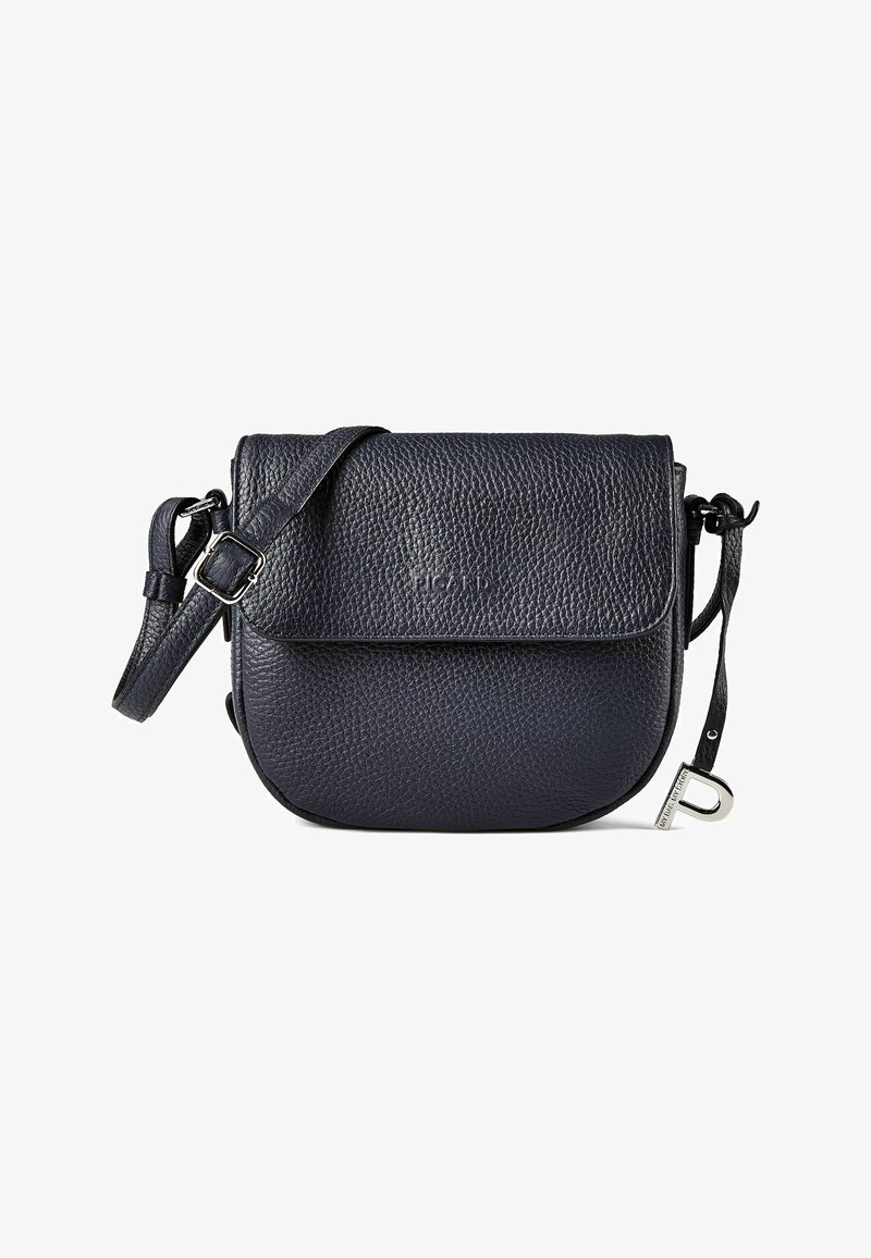 Kompakte schwarze Umhängetasche aus genarbtem Leder mit Klappverschluss, verstellbarem Riemen und kleinem Metallanhänger an der Seite.