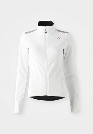 Bela zip-up jakna z visokim ovratnikom, s sivo obarvanimi ramenskimi akcenti, izdelana iz gladkega materiala, z majhnim rdečim logotipom na prsih.
