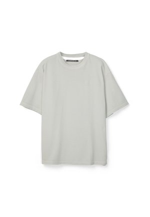 Lichtgrijs T-shirt met korte mouwen en ronde hals, met een klein subtiel logo op de linkerborst, plat weergegeven tegen een witte achtergrond.