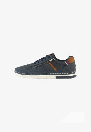 Navy blauwe casual sneaker met veters aan de voorkant, zijrits, beige hielaccent, witte zool en rood-wit-blauw stoffen detail bij de enkel.