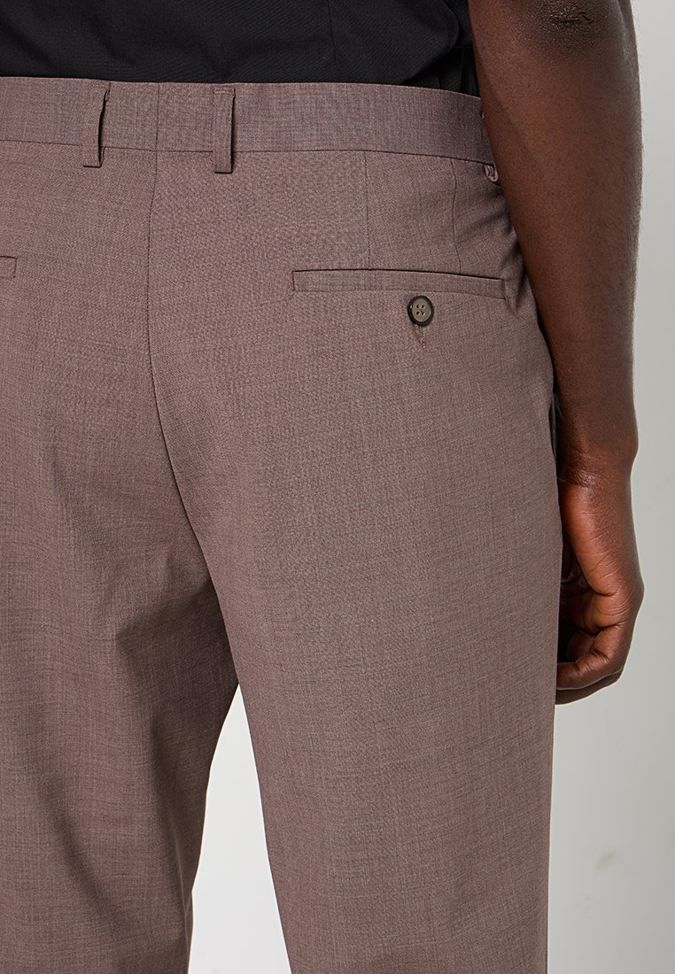 Pantaloni marroni slim-fit in tessuto texture, con due tasche posteriori, una delle quali con chiusura a bottone, e passanti per cintura in vita.