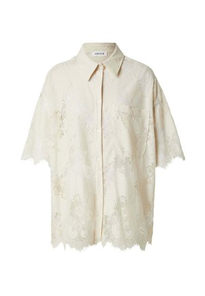 Roomkleurig kanten shirt met korte mouwen, bloemenmotieven, knoopsluiting aan de voorkant, puntige kraag en een enkele borstzak.