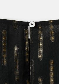 Svart tyg med guld vertikala ränder, med en knäppning vid halsen. Mjuk textur med en lätt lyster och intrikata mönsterdetaljer.