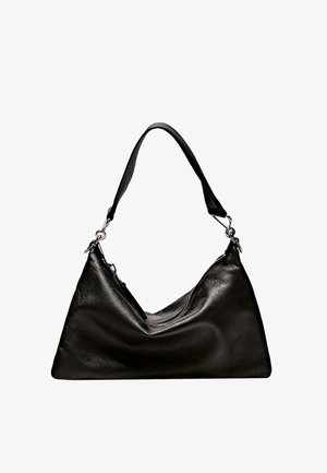 Sac en cuir noir de forme triangulaire, surface texturée, bandoulière réglable et fermeture éclair sur le côté. Possède des accents en métal.