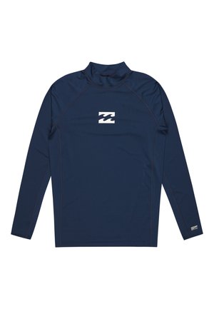 Rash guard z długim rękawem w kolorze granatowym, z wysokim kołnierzem i białym logo fali na środku. Wykonany z elastycznego, szybkoschnącego materiału.