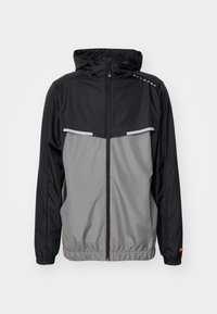 Svart och grå vindjacka med dragkedja fram, justerbar huva, två fickor och reflekterande detaljer på övre bröstet.