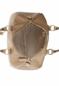 Borsa a mano in pelle beige con superficie texturizzata, hardware dorato, chiusura con cerniera e interno aperto che mostra la fodera.