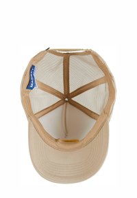 Beige kasket med en buet skygge, lavet af blødt materiale. Mesh-paneler bagpå, indvendig svedbånd og en størrelseslabel indeni.