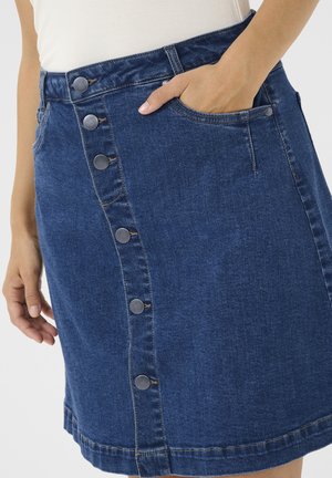 Jeansrock mit geradem Schnitt, dunkelblauer Farbe, vorderem Knopfverschluss mit silbernen Akzenten, seitlichem Taschen und sichtbaren Nähten.