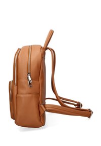 Zaino in pelle marrone con molteplici scomparti con zip e spallacci regolabili, mostrato in profilo laterale su uno sfondo bianco.