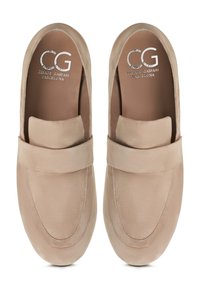Beige suede instappers met een platte zool, met een band over de wreef en gedetailleerde stiksels. Logo gedrukt aan de binnenkant.