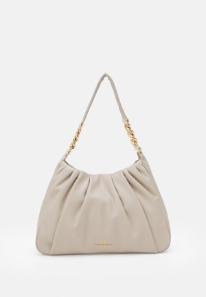 Beige Michael Kors handtas met gouden ketting en logo, zacht geplooid ontwerp en enkele schouderband.