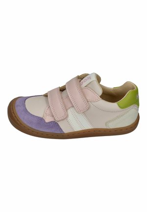 Kindlicher Freizeitsneaker mit lila Wildlederzehenbereich, pinken Klettverschlüssen, weißem Lederoberteil, grünem Fersenstück und brauner Gummisohle.