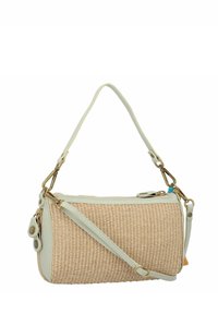 Bolso de paja tejido con cuerpo beige, detalles en cuero sintético azul claro, correa desmontable y herrajes en tono dorado. Cierre superior con cremallera.