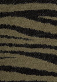 Olivgrüner Stoff mit kräftigen schwarzen Tigerstreifen in einem weichen, strukturierten Gewebe. Das Muster erzeugt einen dynamischen visuellen Kontrast.