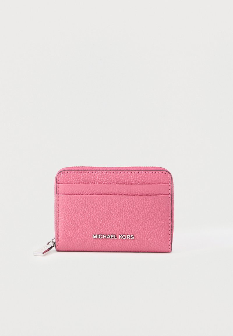 Ροζ δερμάτινη θήκη καρτών με υφή, διαθέτει τέσσερις θέσεις για κάρτες και ένα φερμουάρ. Λογότυπο "MICHAEL KORS" σε ασημί χρώμα.
