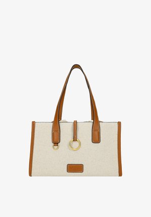 Beige rechthoekige tote tas met bruine leren handvatten en bies, gouden ringen aan de voorkant en een doorgestikt leren merkpatch.