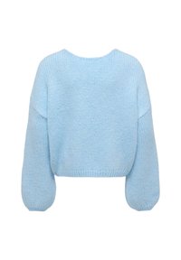 Svetlo modra kratka pulover s mehko teksturo, širokimi rokavi in okrolim izrezom, ki prikazuje preprosto pleteno zasnovo.