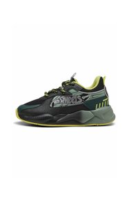 Sneaker nera e verde con tomaia testurizzata, logo audace "Hot Wheels" e suola imbottita con accenti gialli e dettagli in rete.