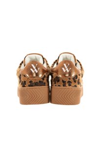 Sneakers con stampa leopardata, parte superiore in finta pelliccia marrone, dettagli in bronzo e suola in gomma testurizzata. Logo sul tallone. Fodera interna liscia.