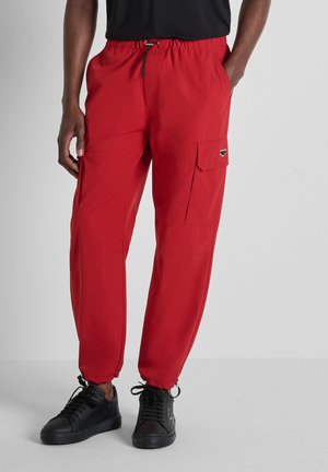 LOGAN REGULAR FIT WITH METAL PLATE ON POCKET WITH ELATIC ROPE ON WAIST - Cargobroek - dark red