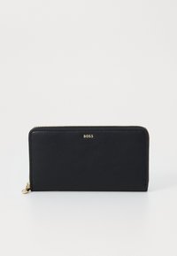Portafoglio in pelle nera con una superficie liscia, dotato di chiusura con zip dorata e marchio in rilievo. Forma rettangolare e design minimalista.