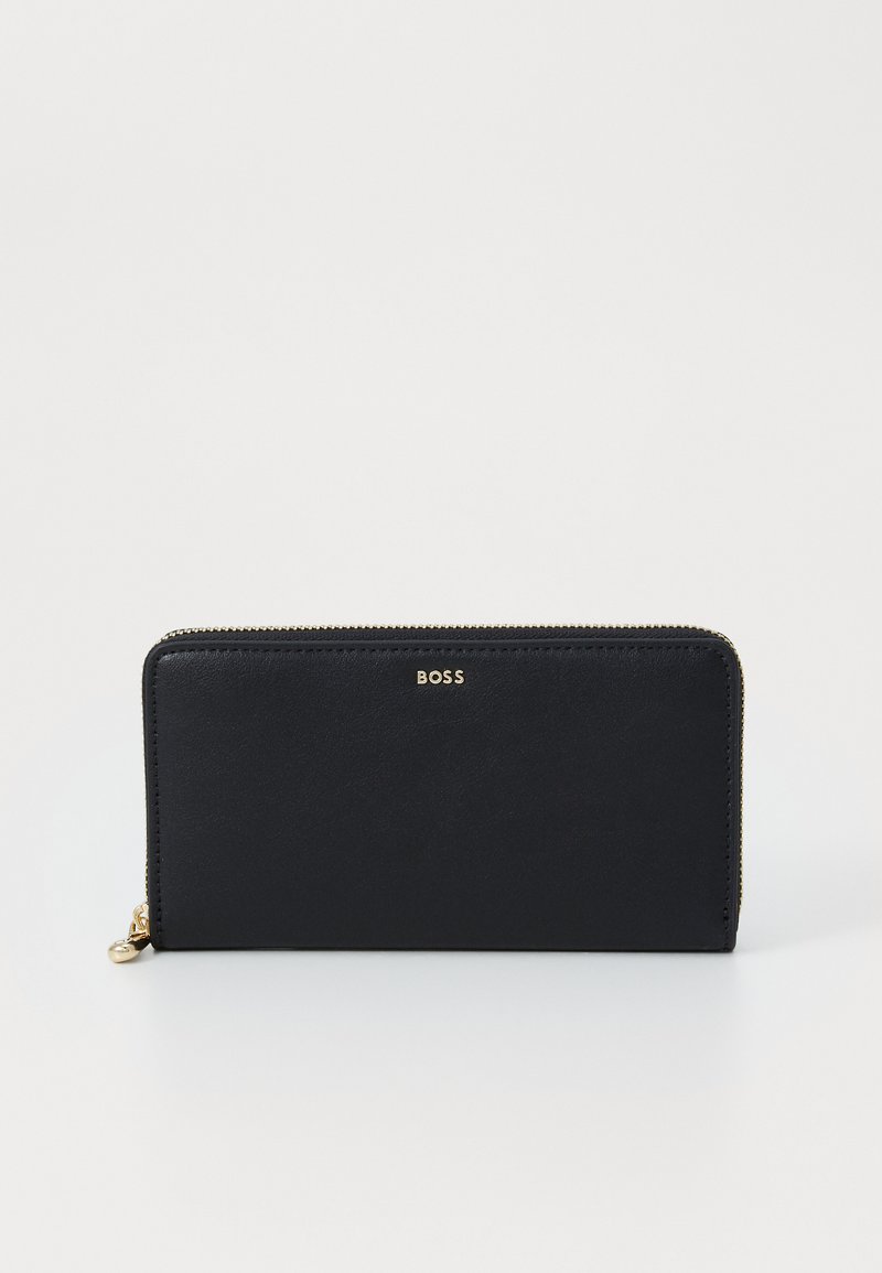 Carteira de couro preto com uma textura suave, apresentando um fecho em zíper dourado e marcação em relevo. Forma retangular e design minimalista.