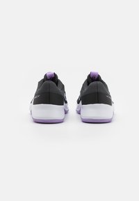 Nike Performance MC TRAINER 2 - Sapatilha de treino - black/white/viotech/dark smoke grey/lilac