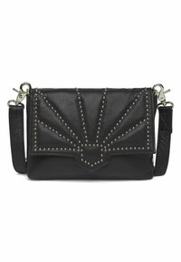 Črn usnjen crossbody nahrbtnik z teksturiranim oblikovanjem in kovinskimi zakovicami razporejenimi v vzorcu vetrnice. Vključuje odstranljiv pas in kovinske dele.