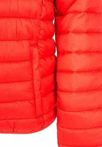 Rote aufgeplusterte Jacke mit einem gestepp-ten Design, glatter Oberfläche und einer Seitentasche; die Abschnitte sind gepolstert für Isolierung und Wärme.