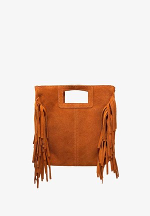 Borsa tote in suede arancione con lunghe frange su ogni lato, dotata di manico superiore con taglio rettangolare. Texture morbida, design minimalista.
