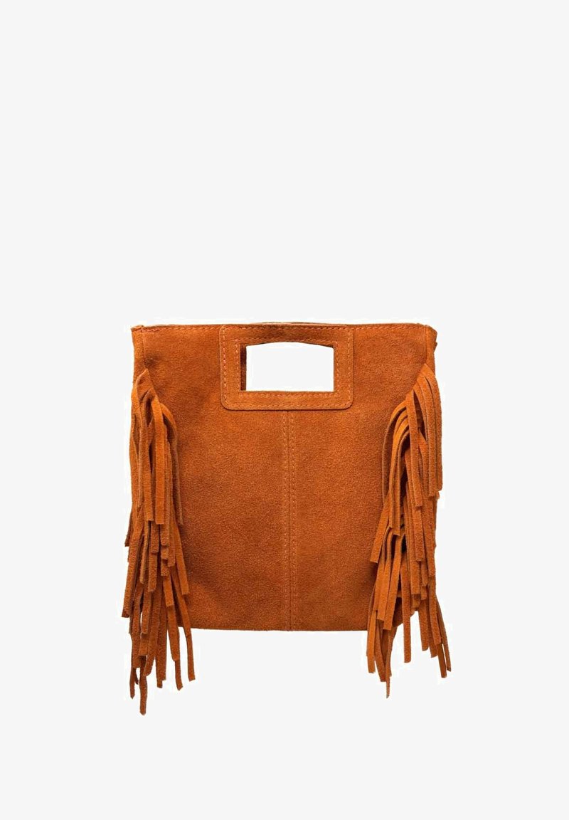 Pomarańczowa torba typu tote z zamszu z długimi frędzlami po obu stronach, posiadająca prostokątny otwór na uchwyt u góry. Miękka tekstura, minimalistyczny design.