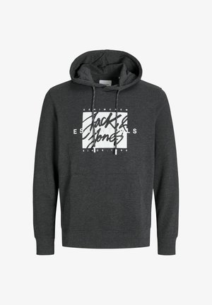 Sötét szürke kapucnis pulóver puha anyagból, elülső zsebbel, húzózsinórral ellátott kapucnival, és egy nagy fehér grafikus logóval a mellkason.