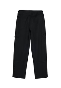Zwarte straight-leg cargobroek met zijflapzakken en een aansluitende tailleband tegen een witte achtergrond.