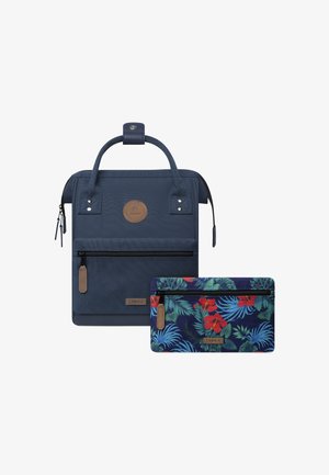 Navy textile rugzak met twee handvaten, een voorvak en een leren embleem; inclusief een met bloemenpatroon bedrukte, ritszak.